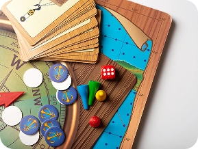Vista superior de um jogo de estratégia com dados, cartas, peças de madeira para os jogadores e fichas dispostas num tabuleiro colorido, para aventuras de mesa.